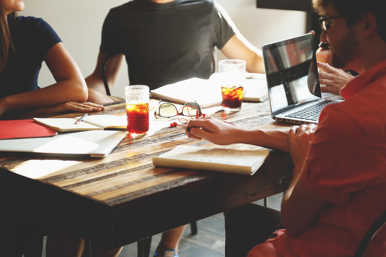 découvrez comment rédiger efficacement des comptes rendus de réunion pour assurer un meilleur suivi, une organisation optimale et une communication claire au sein de votre équipe.