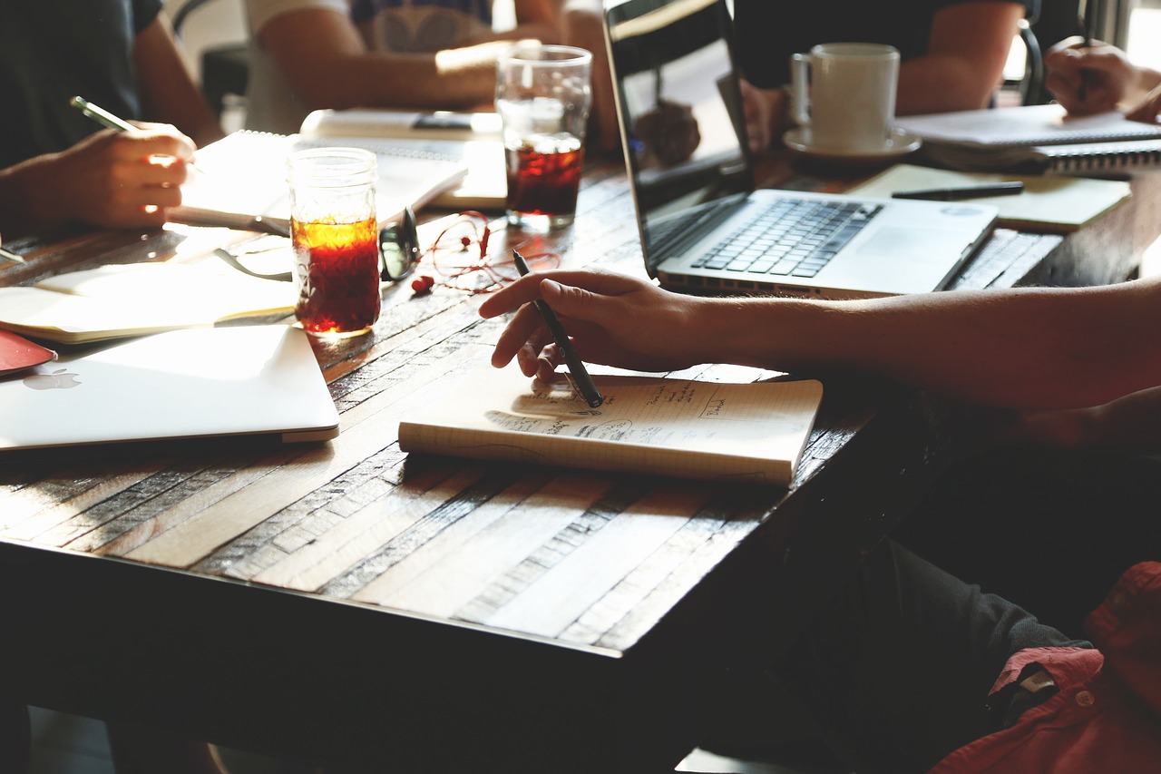 découvrez comment rédiger efficacement un compte-rendu de réunion : conseils pratiques, exemples et bonnes pratiques pour assurer un suivi clair et professionnel de vos réunions.